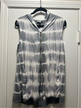Neiman Marcus Gray & White Tie-Dye Hooded Zip Vest
